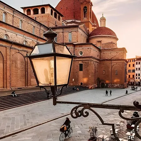 Elegant And Bright Flat Near The Duomo Appartement